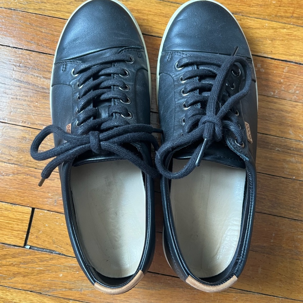 Ecco women’s Black soft Leather Low-Top Sneakers